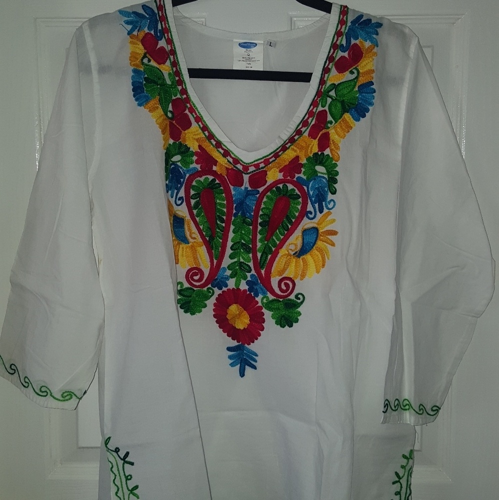 NWOT 🌸 Long Sleeve Embroidered Peasant Tunic